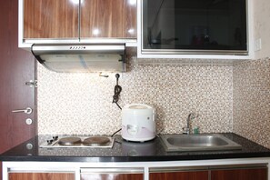 Room | Private kitchenette | Fridge, stovetop, cookware/dishes/utensils - Cozy 2BR Tamansari Panoramic Apartment (Bandung)