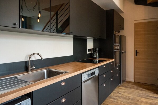 Réfrigérateur, micro-ondes, four, plaque de cuisson