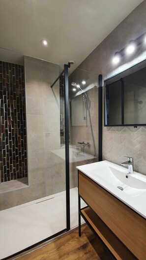 Baignoire, sèche-cheveux, serviettes fournies, papier toilette