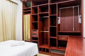 Room | 2 bedrooms, desk, free WiFi, bed sheets - Spacious High Floor 2BR at Taman Beverly Apartment (Surabaya)