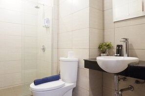 Kamer | Badkamer | Een douche, pantoffels, handdoeken