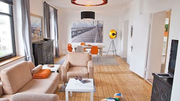 Deluxe Apartment (New York) | Living area | Flat-screen TV