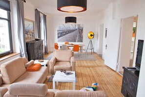 Deluxe Apartment (New York) | Living area | Flat-screen TV - Apartmenthaus Lorbach (Solingen)