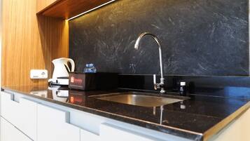 Habitación | Cocineta privada | Refrigerador, parrilla de estufa y tetera eléctrica