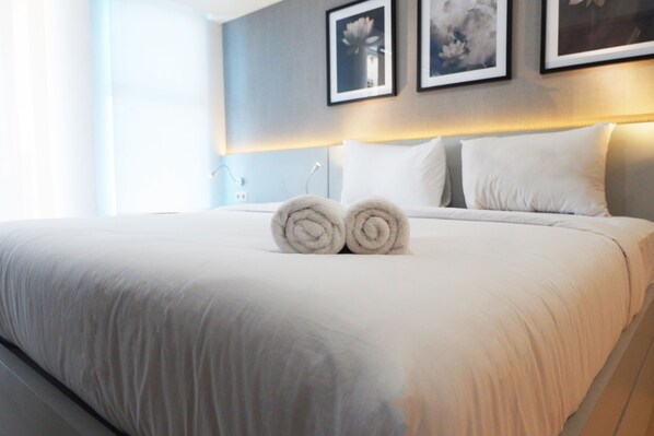 Room | Desk, free WiFi, bed sheets - Studio Apartment Connected to Mall at Anderson Supermall Mansion (Surabaya)