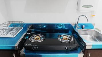 Habitación | Cocina privada | Refrigerador, parrilla de estufa y utensilios de cocina