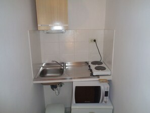 Studio (Apartment 2) | Private kitchenette