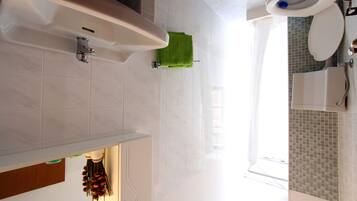 Monolocale (Apartment) | Bagno | Asciugamani, carta igienica