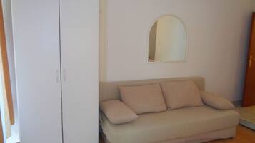 Monolocale (Apartment 2) | Soggiorno | TV a schermo piatto