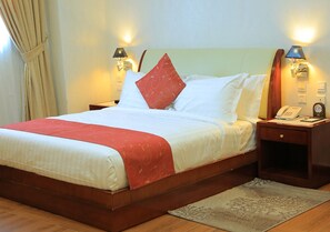 Quarto luxo | Cofres nos quartos, individualmente decorados, escrivaninha