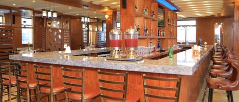 2 bars/lounges