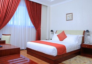 Quarto casal standard | Cofres nos quartos, individualmente decorados, escrivaninha