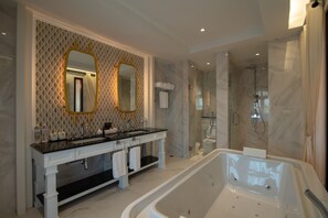 Deluxe Penthouse A4 | Badeværelse | Gratis toiletartikler, hårtørrer, badekåber, hjemmesko
