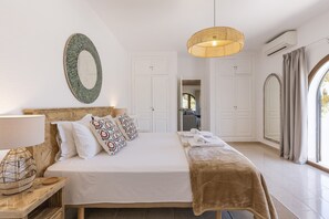 5 chambres, coffres-forts dans les chambres, fer et planche à repasser