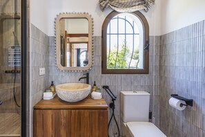 Baignoire, sèche-cheveux, serviettes fournies, papier toilette