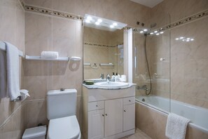 Ein Badezimmer mit Toilette, Waschbecken und Badewanne.