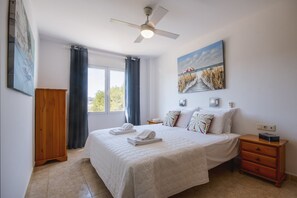 3 slaapkamers, een strijkplank/strijkijzer, gratis wifi, beddengoed