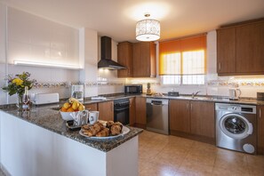 Réfrigérateur, micro-ondes, four, lave-vaisselle