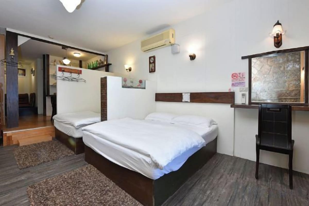 WiFi (free), bed sheets