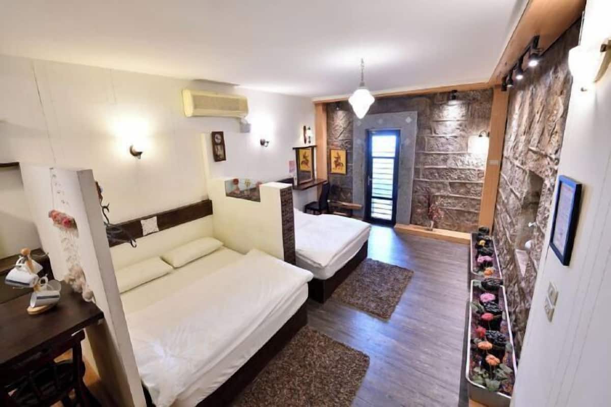 WiFi (free), bed sheets