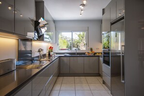 Refrigerador, microondas, horno, lavavajillas