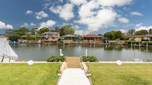 NEU ! Waterfront Haven, Absolute Waterfront mit eigenem Bootssteg und WiFi