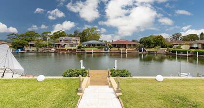 NEU ! Waterfront Haven, Absolute Waterfront mit eigenem Bootssteg und WiFi