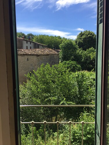 Riverside house, in quiet village, close to lake and restaurants