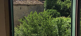 Riverside house, in quiet village, close to lake and restaurants