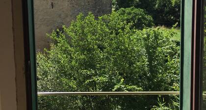 Riverside house, in quiet village, close to lake and restaurants