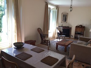 Kamin, Tischfußball, Bücher, Arbeitsbereiche