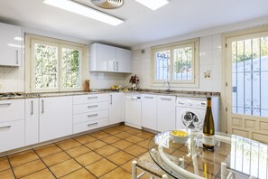 Een koelkast, een microgolfoven, een oven, een vaatwasser