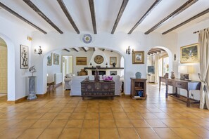 Een smart-tv, een open haard en een dvd-speler