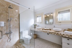 Een bad, een haardroger, een bidet, handdoeken