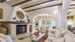 A living room with a fireplace, sofas, and a coffee table. - Villa Levante (Javea / Xàbia)