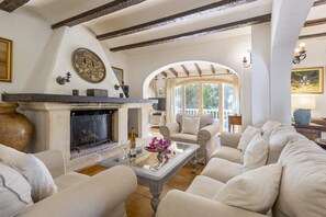 Een smart-tv, een open haard en een dvd-speler