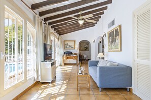 Smart-tv, een open haard en een dvd-speler