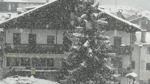 A building with a snow-covered roof and a car parked in front. - Relaxation & Skiing in the Heart of the Dolomites UNESCO (Calalzo di Cadore)