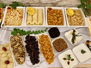 Tägliches inbegriffenes nach Wunsch zubereitetes Frühstück