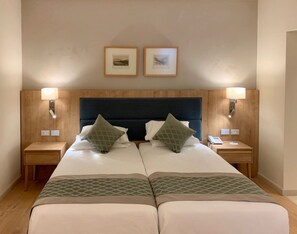 Safe på rommet, skrivebord, lydisolert og strykejern/-brett