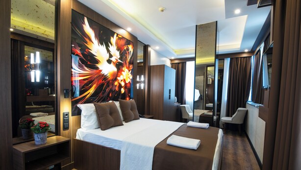 Deluxe Room | Peralatan tempat tidur premium, bar mini, meja 