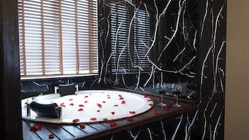 Royal Room, Jetted Tub | Bathroom | Free toiletries, hair dryer, bathrobes, slippers