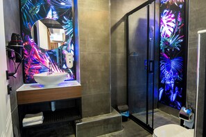 Deluxe Room | Bathroom | Free toiletries, hair dryer, bathrobes, slippers