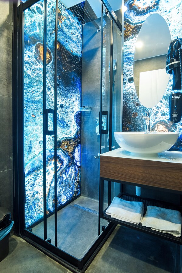 Deluxe Room | Bathroom | Free toiletries, hair dryer, bathrobes, slippers
