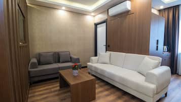 Deluxe-Suite, 1 Schlafzimmer | 1 Schlafzimmer, hochwertige Bettwaren, Minibar, Schreibtisch