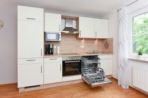 Refrigerador, microondas, horno y lavavajillas 