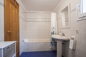 Tina, secadora de cabello, bidet, toallas