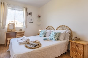 3 slaapkamers, een strijkplank/strijkijzer, gratis wifi, beddengoed