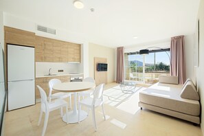 Stort kylskåp, ugn, spishäll och vattenkokare