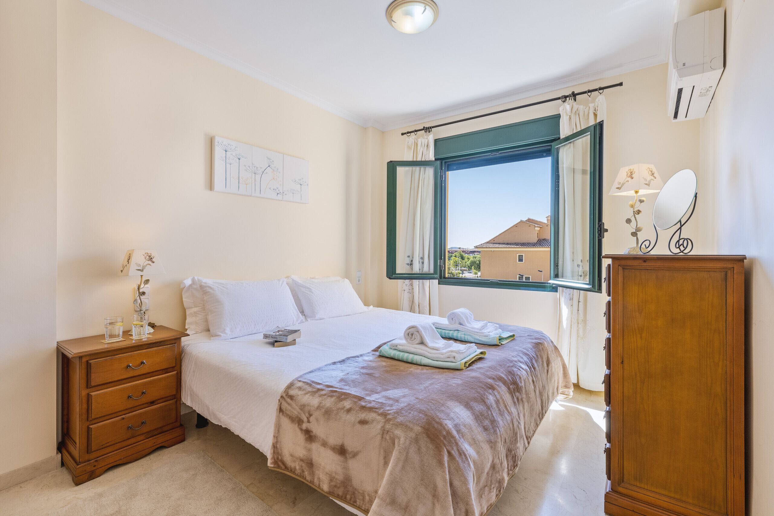 3 slaapkamers, een strijkplank/strijkijzer, gratis wifi, beddengoed